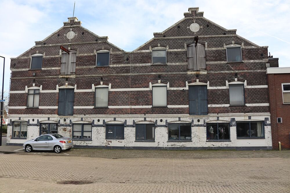 Historisch pakhuis met trapgevels aan de Buitenhaven in Vlaardingen
